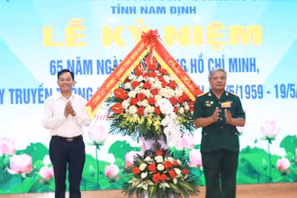 Đồng chí Nguyễn Phùng Hoan, Phó Chủ tịch Thường trực Hội đồng nhân dân tỉnh Nam Định tặng hoa chúc mừng Hội Truyền thống Trường Sơn-Đường Hồ Chí Minh tỉnh Nam Định.