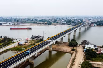 Hạng mục đường dẫn và cầu Đống Cao, nối huyện Nghĩa Hưng và huyện Ý Yên, tỉnh Nam Định được đưa vào khai thác tạm. (Ảnh: NGUYỄN TÙNG)