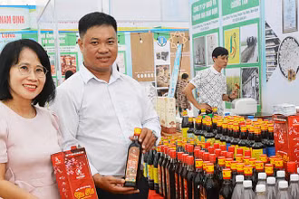 Các sản phẩm OCOP của Nam Định ngày càng nhận được sự quan tâm của người tiêu dùng. (Ảnh: VĂN ĐẠI)