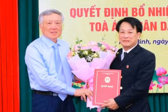 Đồng chí Nguyễn Hòa Bình, Chánh án Tòa án nhân dân tối cao trao Quyết định bổ nhiệm chức vụ Chánh án Tòa án nhân dân tỉnh Ninh Bình cho đồng chí Nguyễn Xuân Sơn. (Ảnh: ĐỨC LAM)