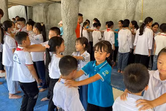 Tham gia Chương trình giáo dục trải nghiệm an toàn, các học sinh được hướng dẫn thực hành kỹ năng tự vệ trước tình huống bạo lực học đường. (Ảnh: XUÂN TRƯỜNG)