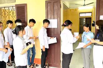 Thí sinh làm thủ tục vào phòng thi tại Hội đồng thi Trường Trung học phổ thông Nam Trực, huyện Nam Trực (Nam Định). 