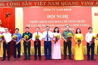 Đồng chí Phó Bí thư Thường trực Tỉnh ủy, Trưởng Ban Chỉ đạo Giải Búa liềm vàng tỉnh Nam Định Lê Quốc Chỉnh tặng hoa, biểu dương các tập thể, cá nhân có thành tích xuất sắc trong công tác triển khai hưởng ứng Giải Búa liềm vàng năm 2023. (Ảnh: XUÂN TRƯỜNG)