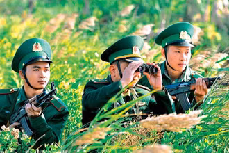 Bộ đội Biên phòng Ninh Bình thực hiện nhiệm vụ trinh sát vùng biên giới biển Kim Sơn. Ảnh: TRƯỜNG GIANG