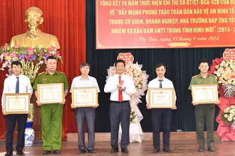 Nhiều tập thể, cá nhân có thành tích tiêu biểu trong phong trào toàn dân bảo vệ an ninh Tổ quốc trong các cơ quan, doanh nghiệp, nhà trường ở tỉnh Nam Định được tuyên dương, khen thưởng.