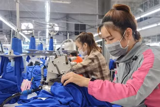 Lao động làm việc tại Nhà máy may Sông Hồng (thuộc Công ty cổ phần may Sông Hồng) tại xã Nghĩa Hưng, tỉnh Ninh Bình mới. (Ảnh: TRẦN KHÁNH) 