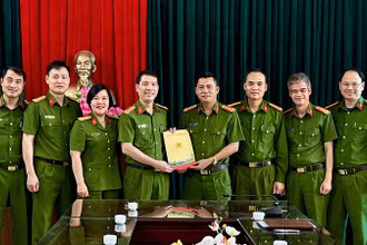 Đại tá Phan Văn Lý, Phó Giám đốc Công an tỉnh Nam Định thưởng nóng cho cán bộ, chiến sĩ Phòng Cảnh sát Điều tra tội phạm về ma túy Công an Nam Định.