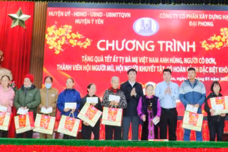Đối tượng chính sách, người yếu thế ở huyện Ý Yên (Nam Định) được tặng quà nhân dịp Tết Nguyên đán Ất Tỵ 2025. (Ảnh: XUÂN TRƯỜNG)