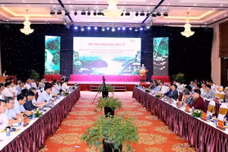 Quang cảnh Hội thảo khoa học quốc tế "Nhận diện, bảo tồn và phát huy giá trị nhà ở truyền thống trong vùng Di sản Văn hóa và Thiên nhiên thế giới Quần thể danh thắng Tràng An". (Ảnh: XUÂN TRƯỜNG)