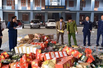 Kiểm đếm hàng hóa trước khi tiêu hủy ngày 28/12. (Ảnh: XUÂN TRƯỜNG)