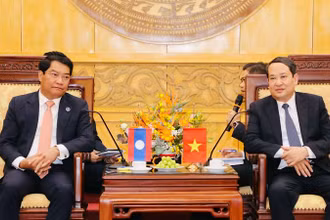 Đồng chí Mai Văn Tuất, Phó Bí thư Thường trực Tỉnh ủy, Chủ tịch Hội đồng nhân dân tỉnh Ninh Bình tiếp xã giao đồng chí Đô trưởng Viêng Chăn và Đoàn tại Tỉnh ủy Ninh Bình. (Ảnh: ĐỨC LAM)