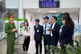 Lực lượng Công an Ninh Bình thường xuyên tổ chức hướng dẫn kỹ năng phòng ngừa tội phạm liên quan đến hệ thống ngân hàng. (Ảnh: XUÂN TRƯỜNG)