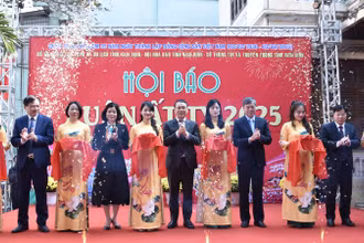 Các đại biểu thực hiện nghi thức cắt băng khai mạc Hội báo Xuân Ất Tỵ năm 2025 tỉnh Nam Định. (Ảnh: XUÂN TRƯỜNG)