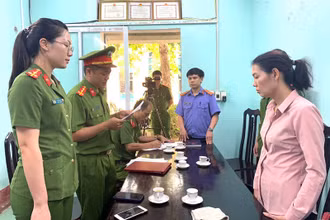 Cơ quan Cảnh sát điều tra Công an tỉnh Tuyên Quang thi hành lệnh bắt đối với đối tượng Đào Thị Thúy.