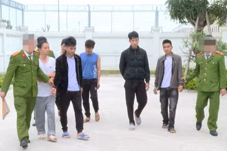 Công an áp giải nhóm đối tượng buôn, bán ma túy.