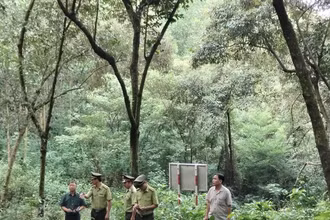 Cán bộ Chi cục kiểm lâm Hải Dương kiểm tra công tác bảo vệ rừng ở xã Hoàng Hoa Thám, thành phố Chí Linh.