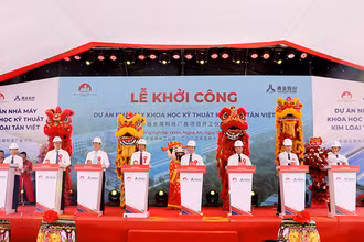 Các đại biểu thực hiện nghi thức khởi công dự án.