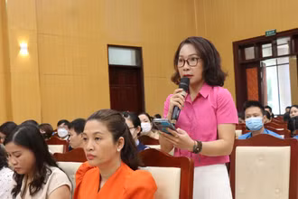 Cử tri phát biểu ý kiến tại hội nghị.