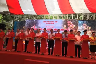 Cắt băng khai mạc phiên chợ vải Hưng Yên năm 2023.