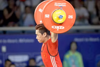 Lực sĩ Trịnh Văn Vinh được kỳ vọng cạnh tranh huy chương Olympic 2024. (Ảnh: IWF)