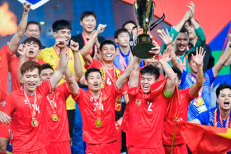 Đội tuyển Việt Nam nâng cup vô địch. (Ảnh: Thành Đạt)