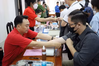 Nhân viên Viện Huyết học – Truyền máu Trung ương tiếp nhận máu từ người hiến máu.