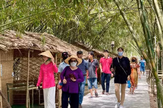 Du khách trải nghiệm tại vườn tre Tư Sang. 