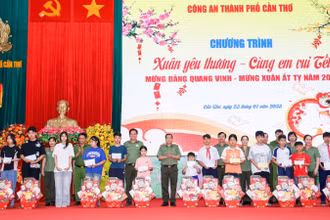 Lãnh đạo Công an thành phố Cần Thơ trao quà và học bổng cho các em thiếu nhi. 