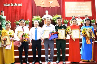 Lãnh đạo Thành ủy Cần Thơ và các tác giả đoạt giải.