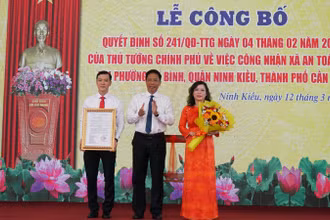 Lãnh đạo thành phố trao quyết định cho lãnh đạo phường An Bình. (Ảnh: ANH DŨNG)