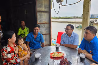 Cán bộ địa phương, đoàn thanh niên lắng nghe tâm tư, nguyện vọng của người dân.
