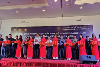 Các đại biểu cắt băng khai mạc chương trình.