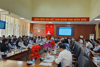 Đại biểu trình bày tham luận tại Hội thảo.