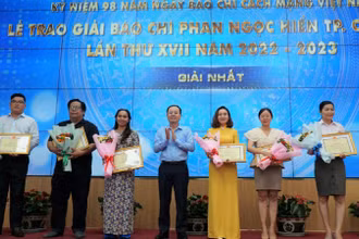 Bí thư Thành ủy Cần Thơ Nguyễn Văn Hiếu trao giải cho các cá nhân đoạt Giải nhất.