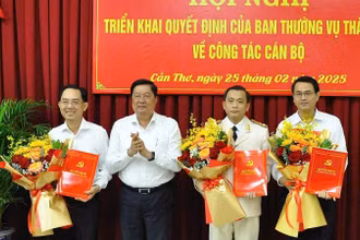 Lãnh đạo thành phố trao quyết định cho các đồng chí nhận nhiệm vụ mới.