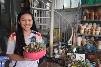 Nguyễn Thanh Tú với một tác phẩm tiểu cảnh của mình.