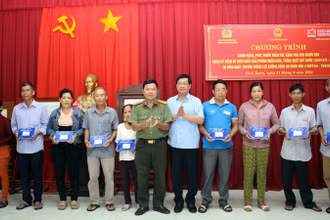 Lãnh đạo Phòng An ninh chính trị nội bộ Công an thành phố Cần Thơ tặng quà các gia đình.