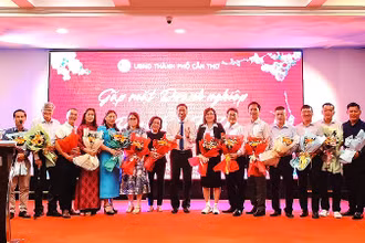 Lãnh đạo Ủy ban nhân dân thành phố Cần Thơ tặng hoa các doanh nhân, doanh nghiệp có nhiều đóng góp tiêu biểu cho thành phố. 