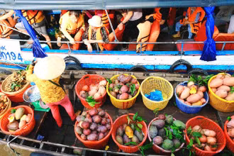 Du khách trải nghiệm cảnh mua bán trái cây trên chợ nổi Cái Răng.