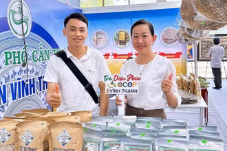 Anh Trương Văn Pháp giới thiệu sản phẩm của mình tại một hội chợ. 