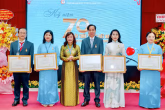 Lãnh đạo Trường đại học Y Dược Cần Thơ trao danh hiệu Thầy thuốc ưu tú cho các cá nhân.