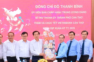 Lãnh đạo Thành ủy Cần Thơ gửi quà mừng năm mới đến Vietinbank, chi nhánh Cần Thơ.