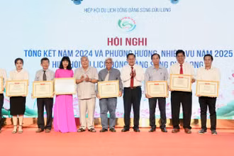 Các cá nhân, tập thể được Hiệp hội Du lịch Việt Nam tặng bằng khen.