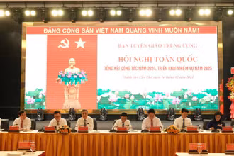 Các đồng chí chủ trì hội nghị.