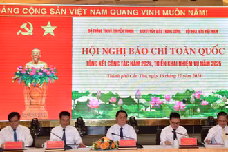 Các đồng chí chủ trì hội nghị và lãnh đạo thành phố Cần Thơ.