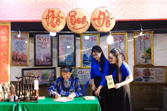 Nhiều bạn trẻ đến xin chữ đầu năm.