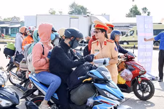 Lực lượng chức năng phát tờ rơi và tuyên truyền về Nghị định số 168 cho người dân.