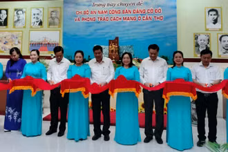 Các đại biểu cắt băng mở cửa triển lãm.