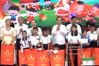 Các đại biểu tại chương trình tặng quà các em nhỏ.