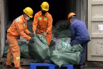 Vận chuyển tang vật đi tiêu hủy.